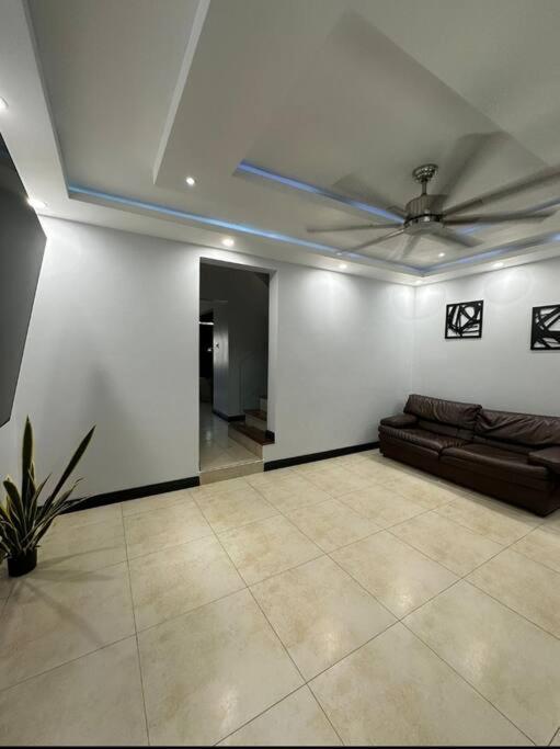 The Jewel Apartment Kingston Exterior foto
