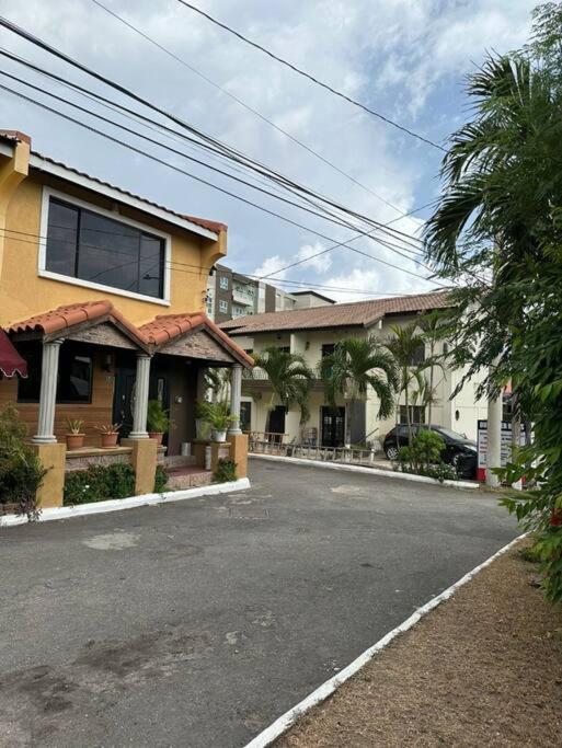 The Jewel Apartment Kingston Exterior foto